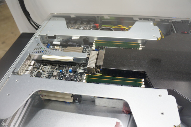 複数のGPUを搭載したサーバー1台で複数のモニターからなるビデオウォールを表示