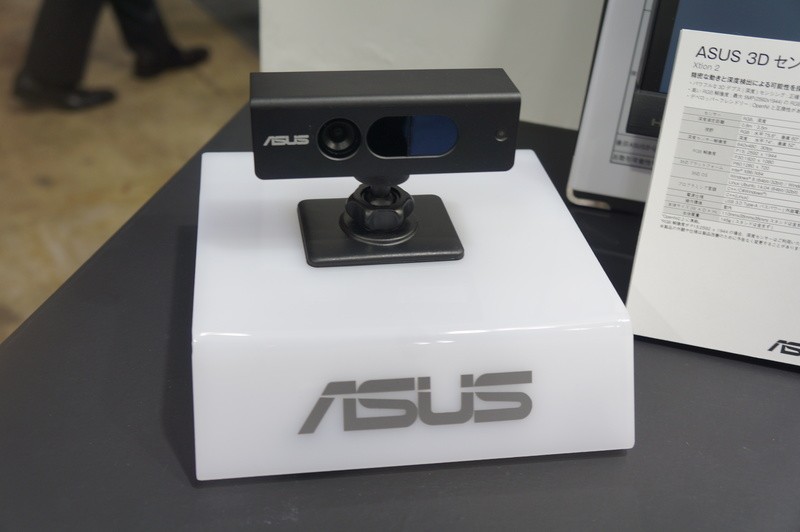 3D深度センサーを使ってブース内を通る人数をカウント。身長も表示される