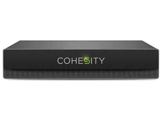 Cohesity C2000シリーズの表面（左）と裏面（右）