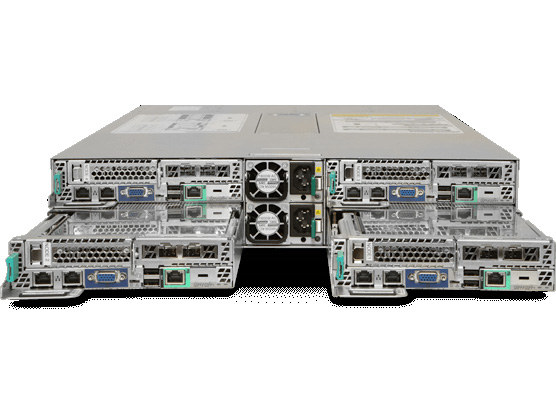 Cohesity C2000シリーズの表面（左）と裏面（右）