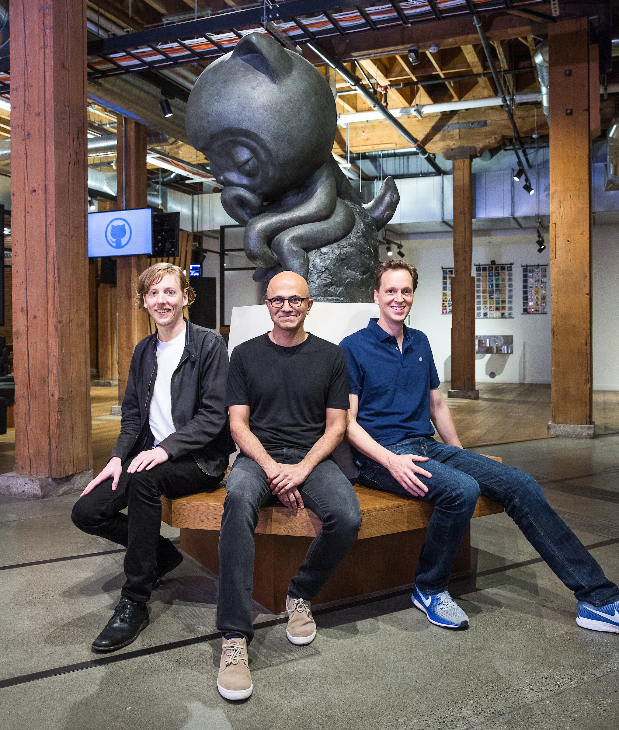 （左から）GitHub CEO兼共同創業者のクリス・ワンストラス氏、Microsoft CEOのサティア・ナデラ氏、Microsoft Developer Services担当コーポレートバイスプレジデントのナット・フリードマン氏