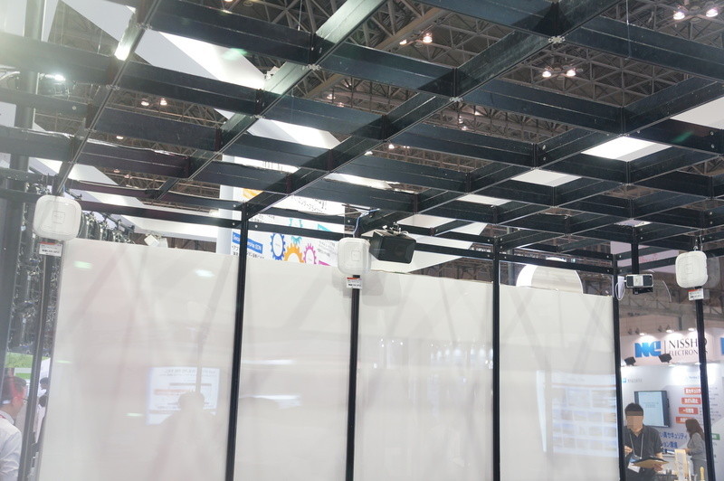 ドローンを飛ばす舞台に複数台のAPが設置。右のAP近くにスマートフォンが見える