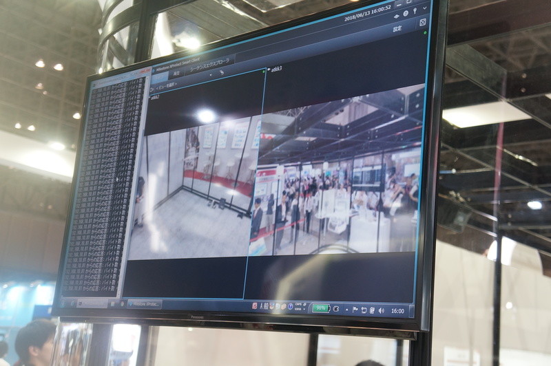 スマートフォンからのリアルタイム動画（画面右）と、ドローンとの接続状況（画面左）が表示される。