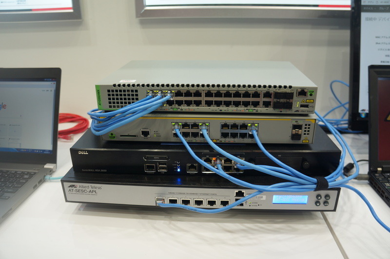 SESのデモ機材。一番下がSESのアプライアンス、その上がSDN対応スイッチ