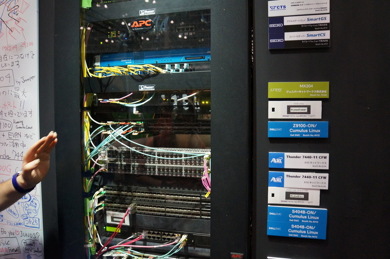 サービスのルーティングのMX204や、ファンクションプール間を接続するDell EMC Z9100-ON/Cumulus Linuxなど