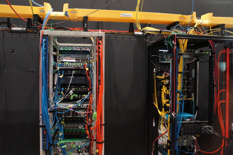 ラックの背面もガラス越しに公開