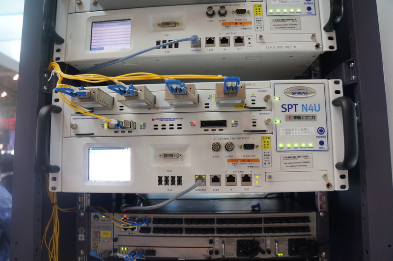 NE9000-8コアルータとSpirentのテスターに400GbEモジュールを挿してデモ