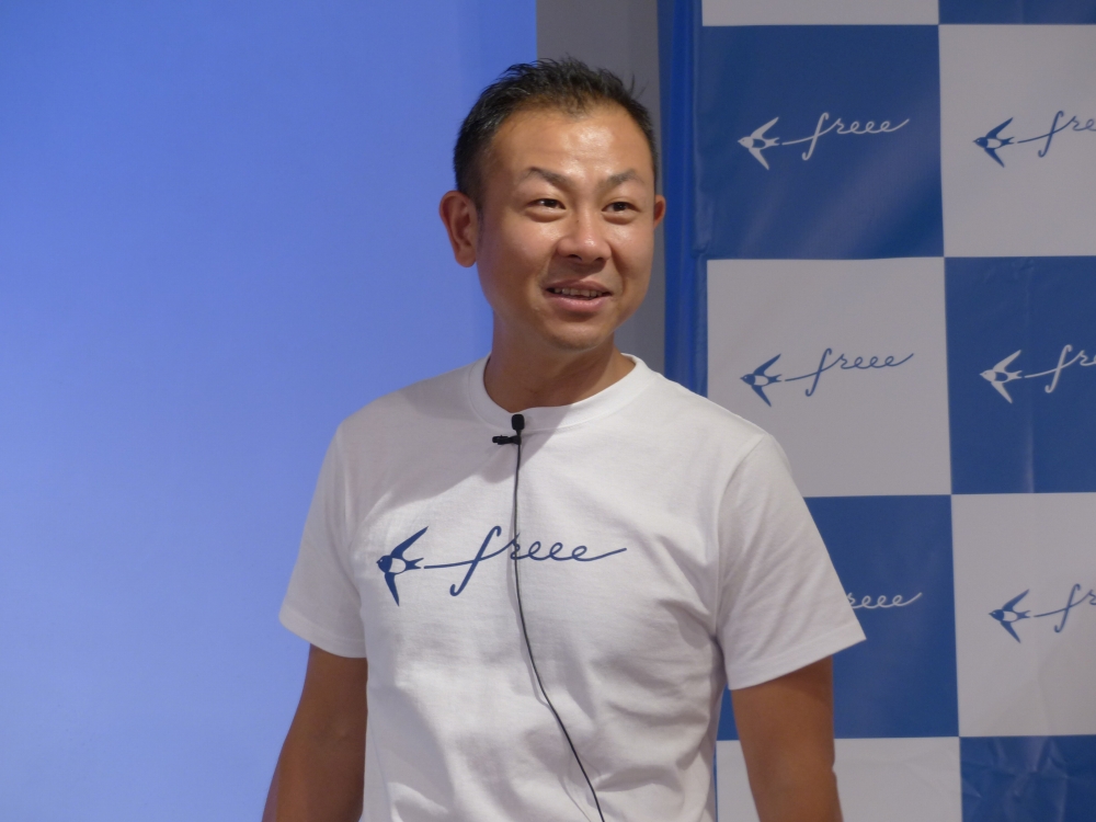 freee株式会社の佐々木大輔代表取締役。2日に開催した記者発表会で「あらゆるスモールビジネスに経営企画を」とアピールした