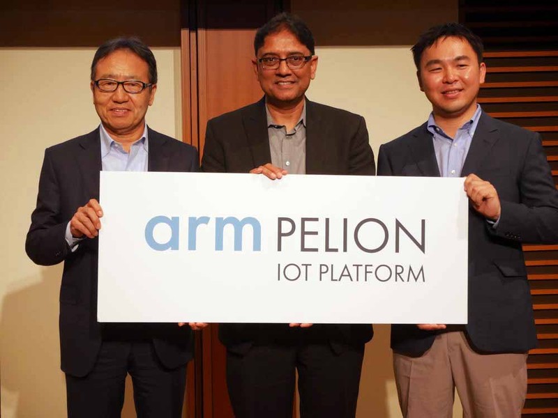 （左から）ソフトバンク宮内氏、英Arm パテル氏、英Arm 芳川氏による記念撮影も行われた
