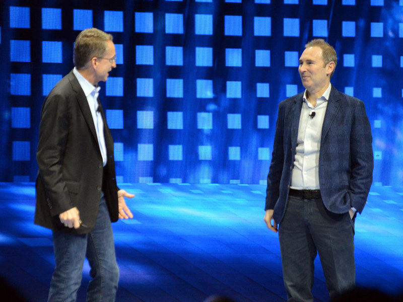 2年続けてVMworldのゲストとして登壇したAWSのアンディ・ジャシーCEO（右）。ジャシー氏が他社のキーノートに登壇することは少なく、VMworldとのパートナーシップがAWSにとっても特別であることを示している。なお、左VMwareのパット・ゲルシンガーCEO