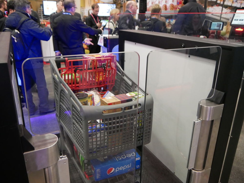 RFIDを利用してカートのなかに入った商品を一括で決済できる