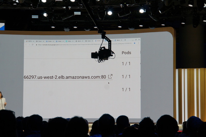 “ほかのクラウド”（AWS）で動いている