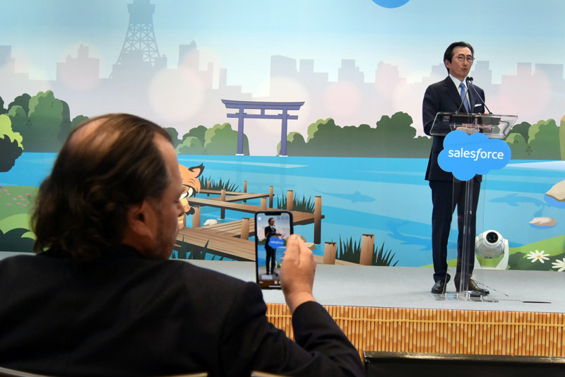 日本での事業強化を熱弁する小出氏をベニオフ氏がスマホで撮影する一幕も