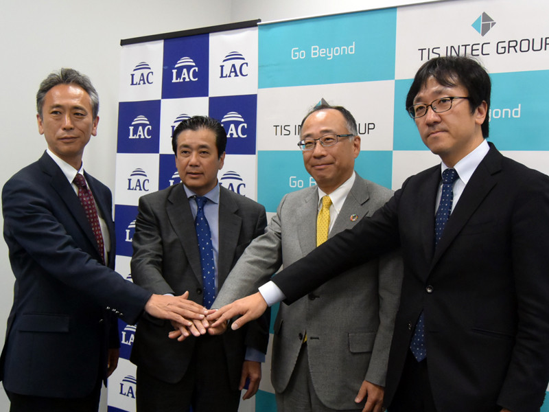 会見の最後には、関係者による記念撮影も行われた