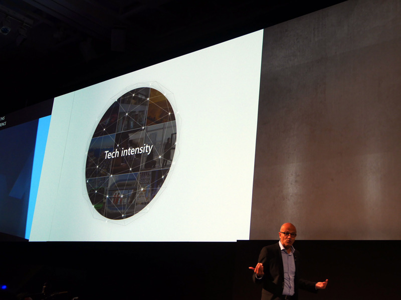 米Microsoftのサティア・ナデラCEO（左）や、日本マイクロソフトの平野拓也社長（右）などが、「Tech Intensity」というキーワードを取り上げるようになった