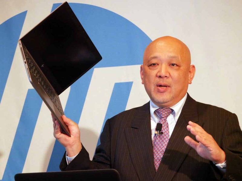 HP ZBook 14u G6 Mobile Workstationを掲げる九嶋専務執行役員