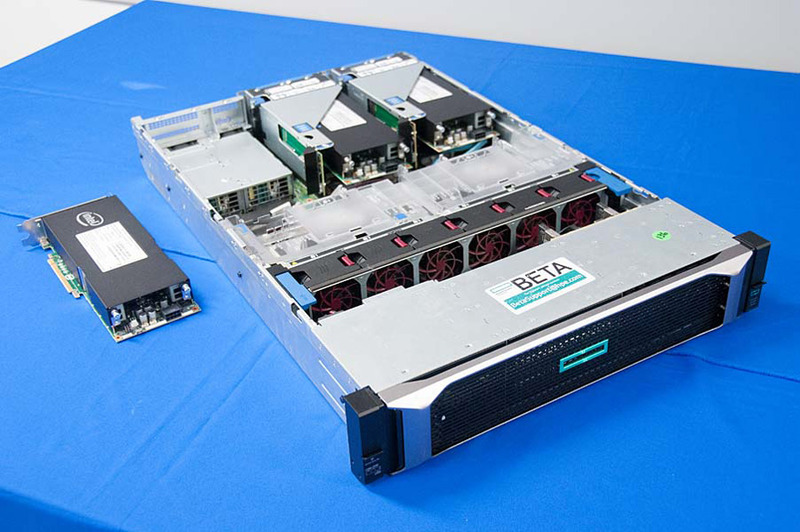 会場に展示されていたHPE ProLiant DL 380 Gen10サーバーと「インテルStratix 10 SX FPGAアクセラレータ」（HPEの製品名）。3基が搭載され、価格は221万円とのこと。なお、サポートされるサーバーの機種は今後拡大される予定という