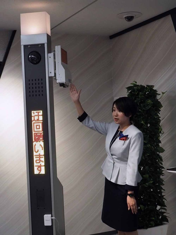 スマート街路灯は、5G無線機、LED表示など多機能な街路灯