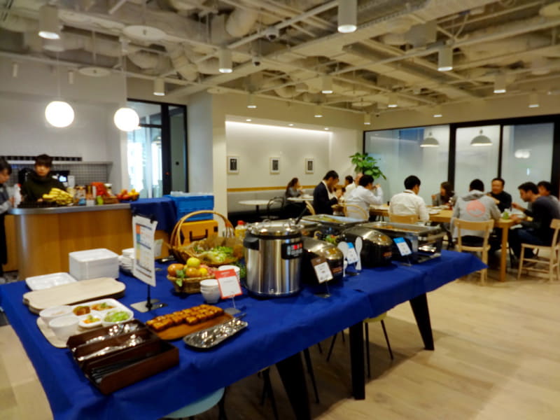 新オフィスではランチが提供される。「ランチタイムに集まることで、会話力を高め仕事での連携もしやすくなる」（五十嵐氏）