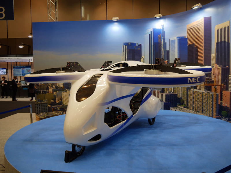 空飛ぶクルマのプロトタイプを展示