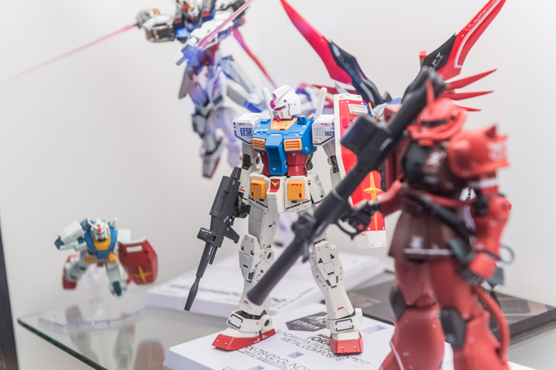 BANDAI SPIRITSの入り口には自社取り扱い商品が展示されている
