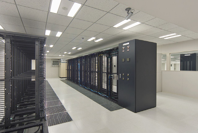 写真3：二重床構造のサーバールームとラック（出典：セコムトラストシステムズ）