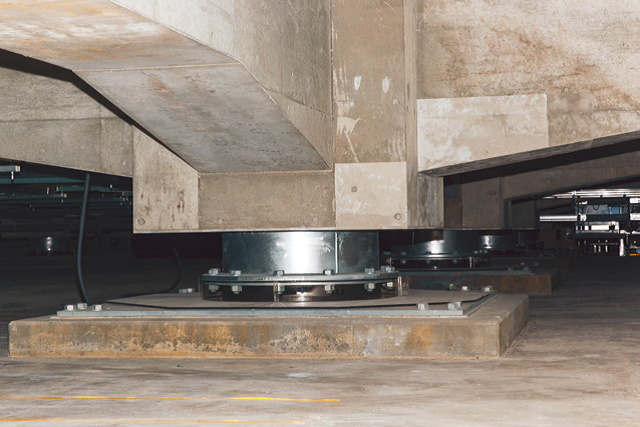 写真4：積層ゴム支承（ししょう）（黒）と弾性すべり支承（銀色）の2種類を組み合わせた免震装置。72本の支承でセンターを支え、支承1本で800トンを支えることが可能だ（出典：富士通／インプレス クラウド＆データセンター完全ガイド）