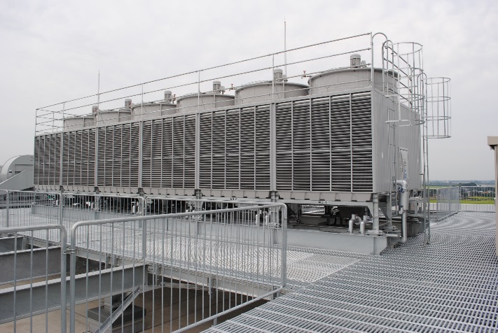 写真6：データセンター屋上の冷却塔（出典：富士通）