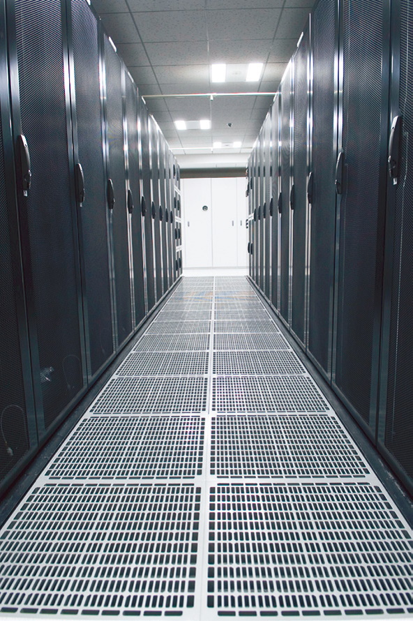 写真7：冷気が吹き上がるメッシュ状の床パネル（出典：セコムトラストシステムズ）