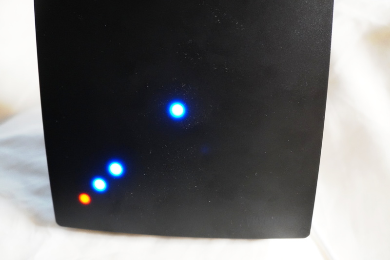 平面部分のボディが透けてLEDが点灯する