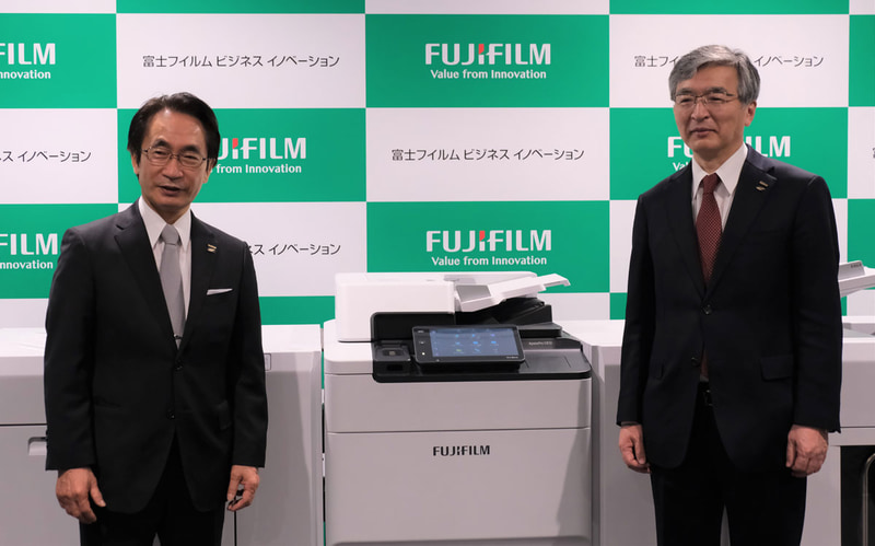 写真左から：富士フイルムビジネスイノベーション 代表取締役会長の玉井光一氏、富士フイルムビジネスイノベーション 代表取締役社長・CEOの真茅久則氏（資料提供：富士フイルムビジネスイノベーション、以下同じ）