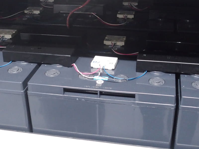 写真16：UPSの蓄電池にセンサーを設置