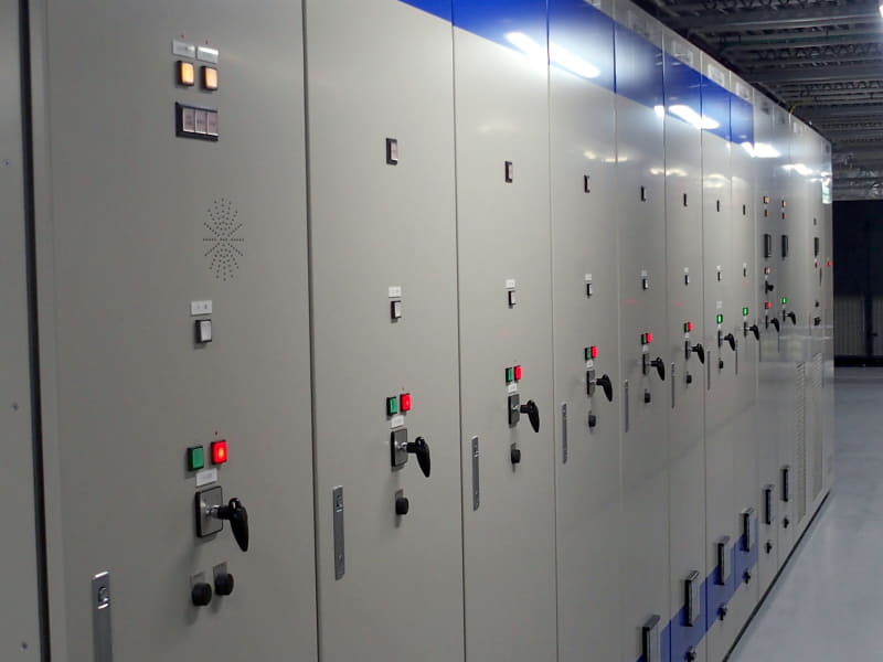 写真6：電気機械室。UPSもA系B系の色分けがされている
