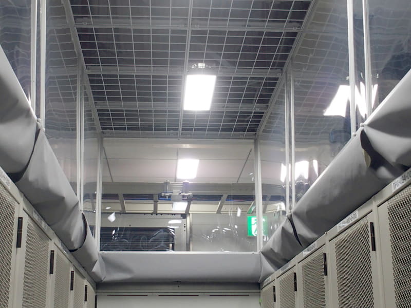 写真8：ホットアイル側をキャッピングし、暖気は天井裏から空調機械室へ
