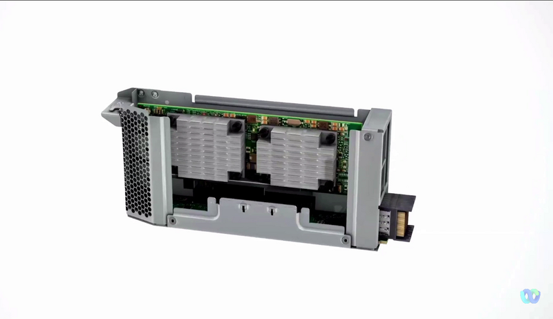 PCIeスロットのカートリッジ。PCIe Gen5採用。ホットインサーション対応