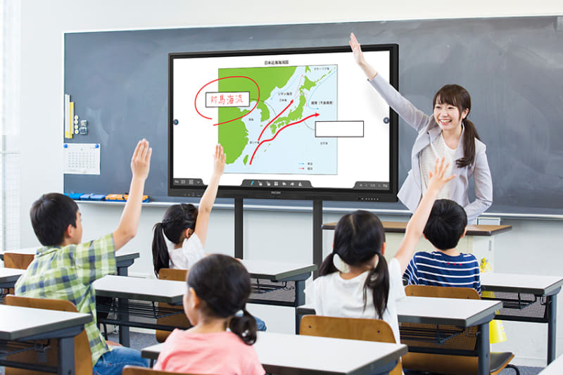 「RICOH Interactive Whiteboard A6500-Edu」利用イメージ