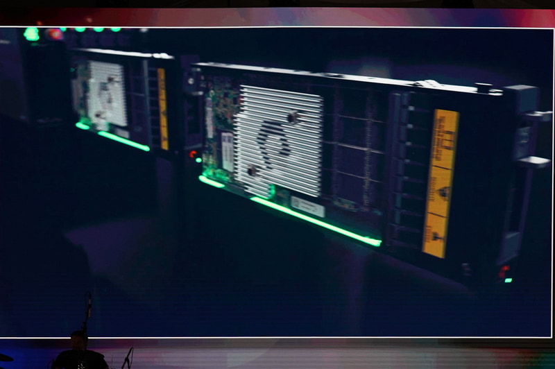 DFM、FlashBlade//Sは1つのブレードサーバーあたり4つのDFMを内蔵できるため、シャシー全体で40つのDFMを内蔵できる。1つのDFMあたり最大48TBの容量となるため、合計で約2PBまで搭載できる