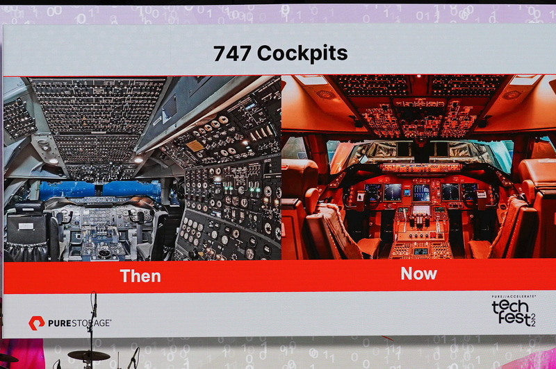 ボーイング747のコックピットは747-100（左）と747-800（右）で全く異なっている