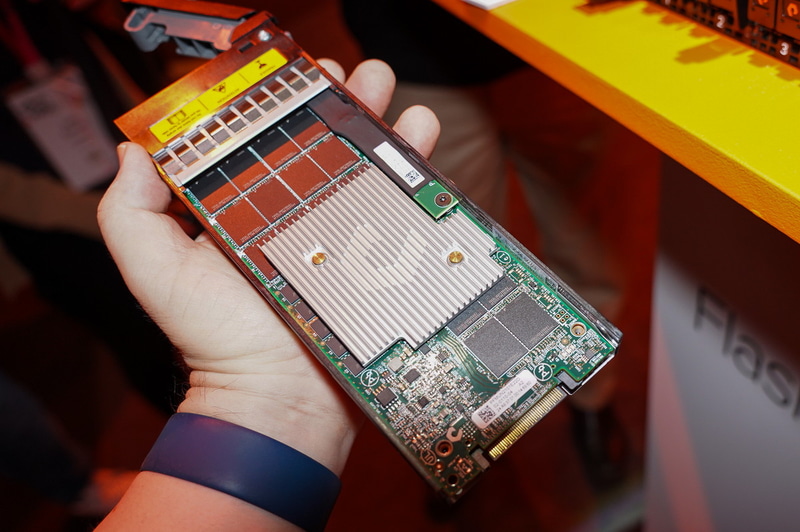 取り外したDFM、DFMの容量は24TBと48TBの2つの容量のモデルがある