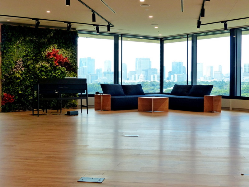 説明会は皇居が見渡せる眺めのいいスペースで開催された