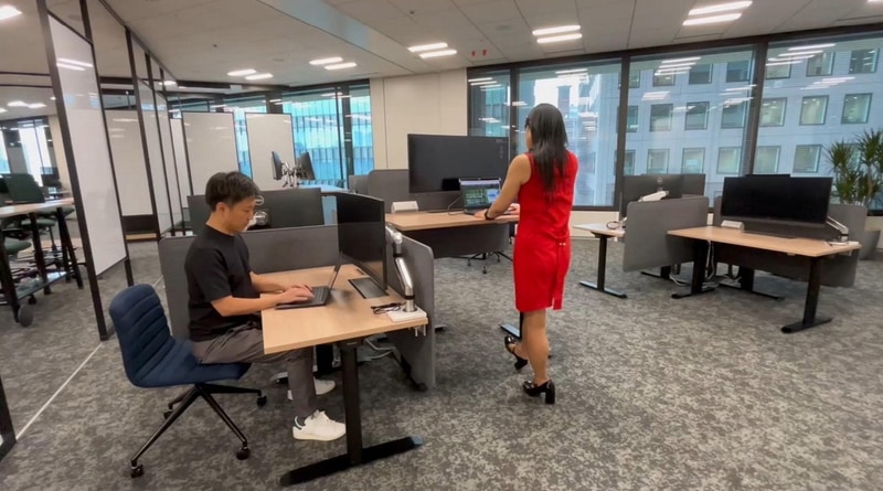 自由なスタイルで業務が可能な執務室