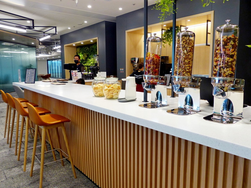 ドリンクや軽食が無料で提供される