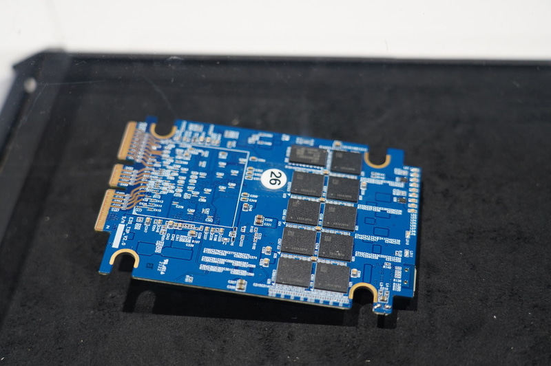 Intel Innovation（9月にサンノゼで開催）で展示されたHynixのCXLメモリ（左）、SamsungのCXLメモリ（右）