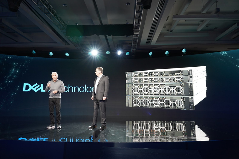 Dell Technologies グローバルインフラソリューション事業本部 コアビジネス運営部長 オーサー・ルイス氏（左）がAMDの発表会に登壇
