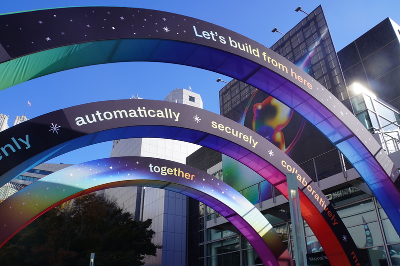 「GitHub Universe 2022」の受付と、その手前に設けられたゲート