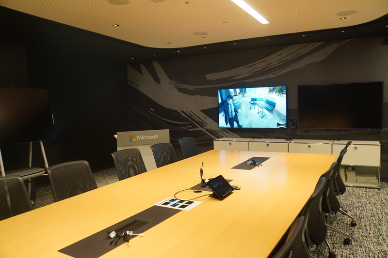 Teamsの設備が設けられた会議室。写真中の画面では、上記のオープンスペースとTeamsでつながっている