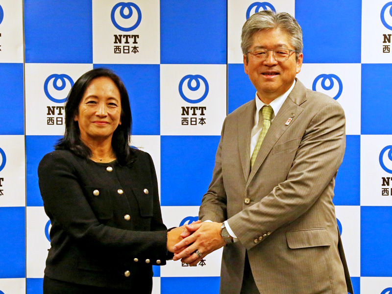 握手を交わすNTT西日本の森林社長（右）と、日本マイクロソフトの津坂社長（左）