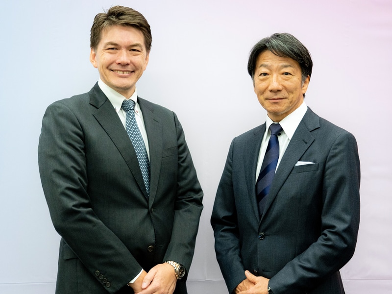 レノボ・エンタープライズ・ソリューションズのジョン・ロボトム社長（左）と、レノボ・ジャパン檜山太郎社長