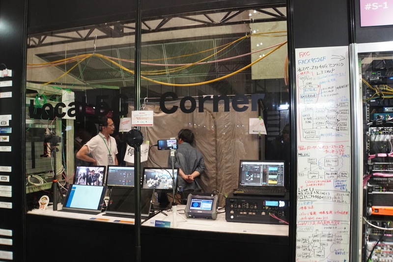 ShowNetブースの中のローカル5Gコーナー。奥に電波暗室がある