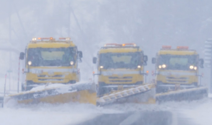 梯団走行による除雪作業